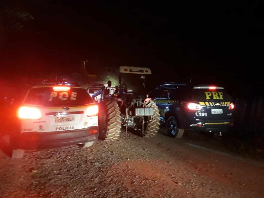PRF e BM recuperam trator em Bento Gonçalves 1 Studio Notícias | Studio TV PRF e BM recuperam trator em Bento Gonçalves