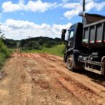 Studio Notícias | Studio TV Prefeitura de Vila Flores realiza manutenção na ERS 437 que liga a cidade a Antônio Prado