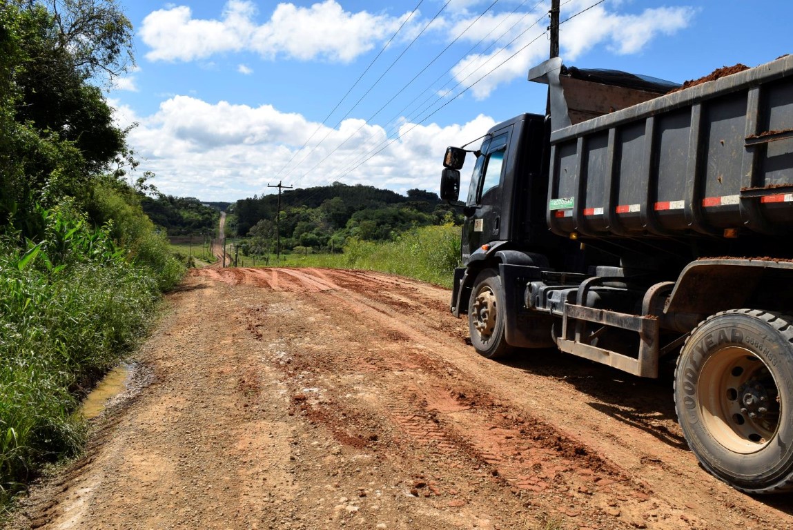 Prefeitura de Vila Flores realiza manutenção na ERS 437 que liga a cidade a Antônio Prado 1 Studio Notícias | Studio TV Prefeitura de Vila Flores realiza manutenção na ERS 437 que liga a cidade a Antônio Prado