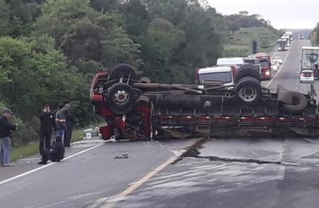 Acidente com caminhão deixa dois feridos e trânsito lento em Soledade 1 Studio Notícias | Studio TV Acidente com caminhão deixa dois feridos e trânsito lento em Soledade