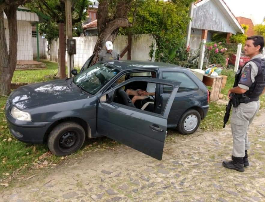 Studio Notícias | Studio TV Pai é preso por deixa filho com deficiência amarrado em cinto de segurança durante horas dentro do veículo em Tramandaí