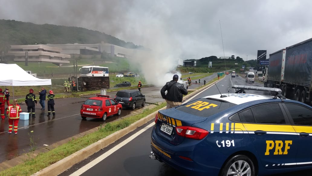 Studio Notícias | Studio TV Simulação de acidente de múltiplas vítimas e veículos é realizada na BR 470