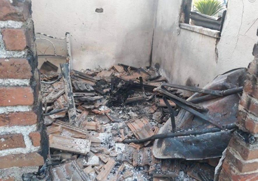 Homem morre carbonizado em incêndio na cidade de Encruzilhada do Sul 1 Studio Notícias | Studio TV Homem morre carbonizado em incêndio na cidade de Encruzilhada do Sul