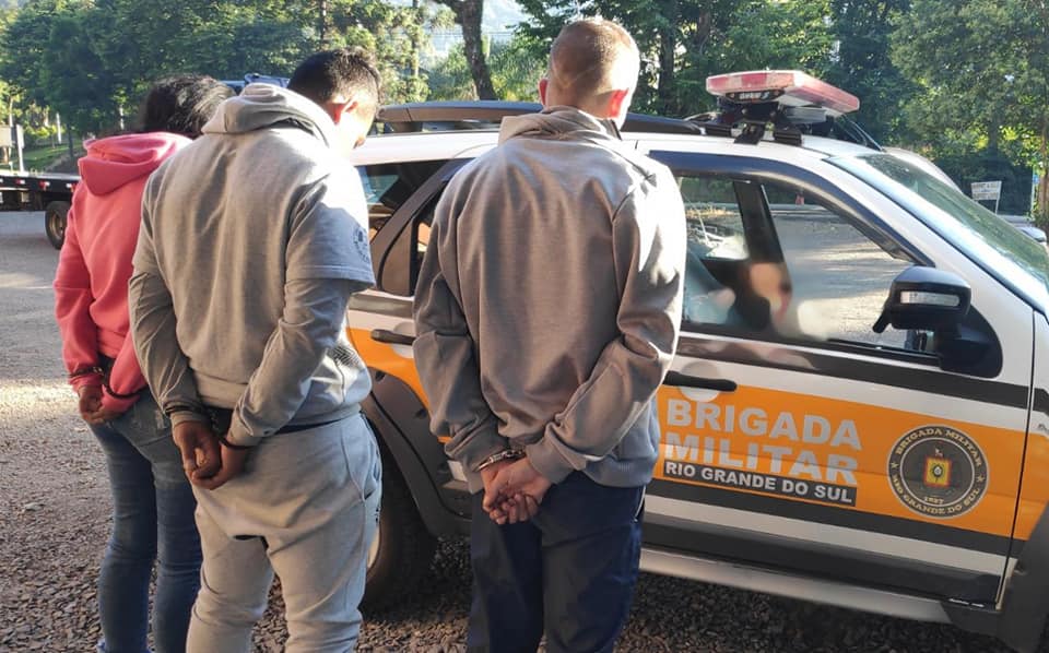 Três pessoas são detidas por tráfico de drogas na ERS-324 em Nova Bassano 1 Studio Notícias | Studio TV Três pessoas são detidas por tráfico de drogas na ERS-324 em Nova Bassano