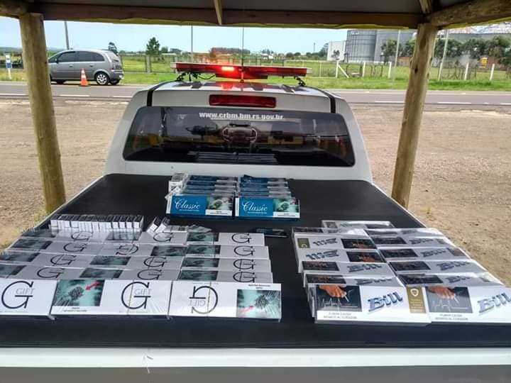 Policiais militares do Comando Rodoviário apreendem 9.980 cigarros com motociclista na ERS-040 em Capivari do Sul 1 Studio Notícias | Studio TV Policiais militares do Comando Rodoviário apreendem 9.980 cigarros com motociclista na ERS-040 em Capivari do Sul