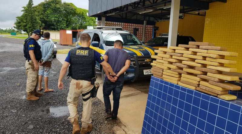 Assista | PRF prende dois homens transportando 48 kg de maconha em São Borja 1 Studio Notícias | Studio TV Assista | PRF prende dois homens transportando 48 kg de maconha em São Borja