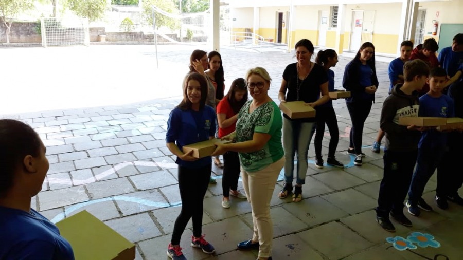 Studio Notícias | Studio TV Crianças da rede municipal de Veranópolis recebem material escolar
