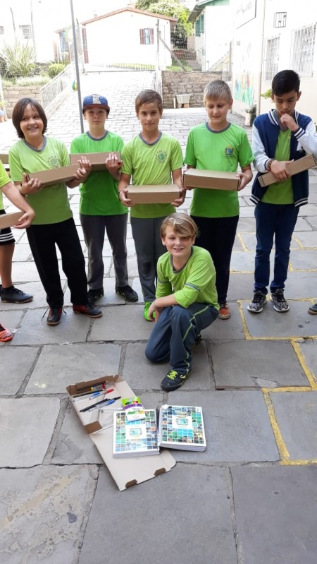 Studio Notícias | Studio TV Crianças da rede municipal de Veranópolis recebem material escolar