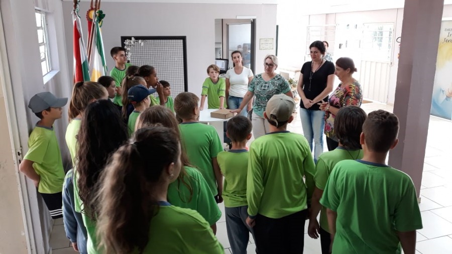 Studio Notícias | Studio TV Crianças da rede municipal de Veranópolis recebem material escolar