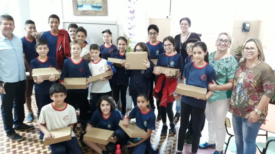 Studio Notícias | Studio TV Crianças da rede municipal de Veranópolis recebem material escolar