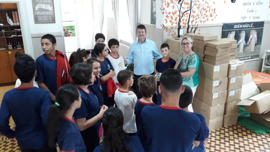 Studio Notícias | Studio TV Crianças da rede municipal de Veranópolis recebem material escolar