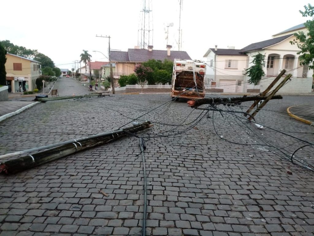 Sete postes de energia elétrica caem no centro de Cotiporã 1 Studio Notícias | Studio TV Sete postes de energia elétrica caem no centro de Cotiporã