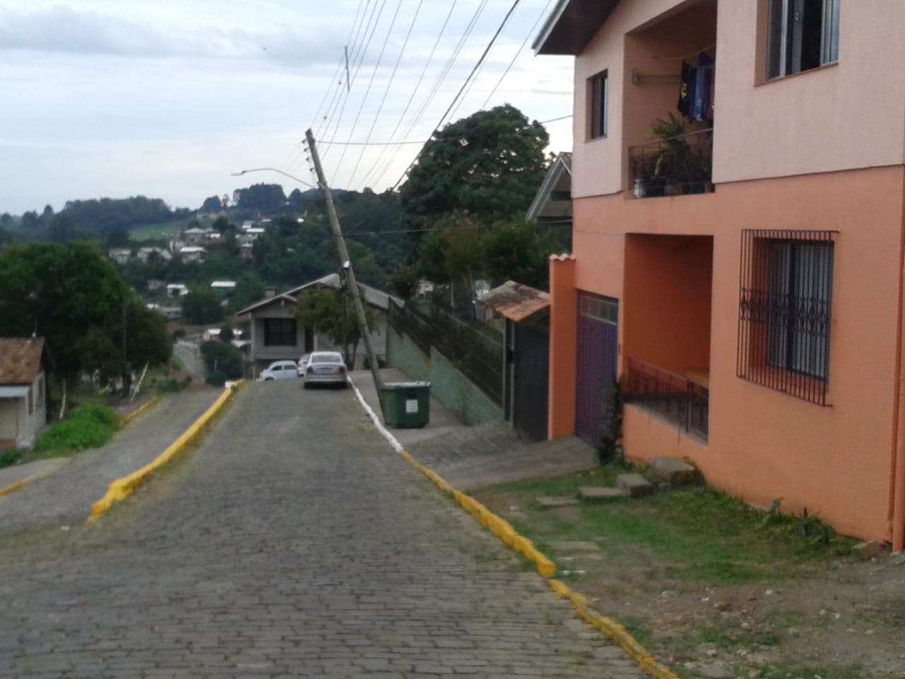 Studio Notícias | Studio TV Você Repórter | Poste caindo na Rua Alfredo Chaves em Veranópolis preocupa moradores