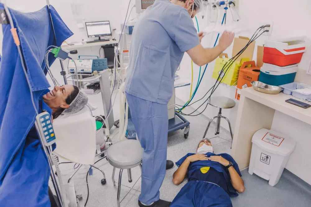 Pai desmaia após nascimento do filho em SC, mãe dá risada e foto viraliza 1 Studio Notícias | Studio TV Pai desmaia após nascimento do filho em SC, mãe dá risada e foto viraliza