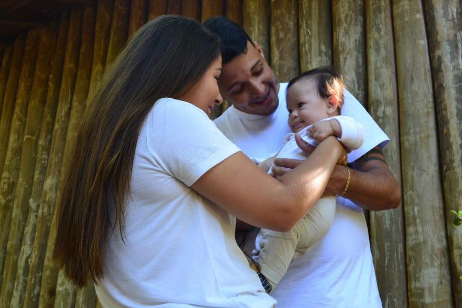 Studio Notícias | Studio TV Post de jovem com declaração para namorado que assumiu filho dela com Down viraliza na web: 'Manual de uma família feliz'