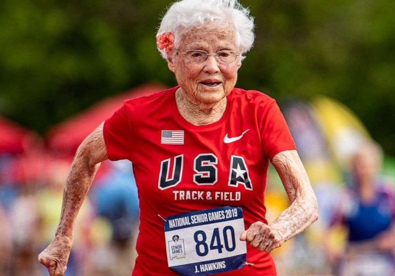 Studio Notícias | Studio TV Assista | Corredora de 103 anos bate recorde e ganha medalha de ouro