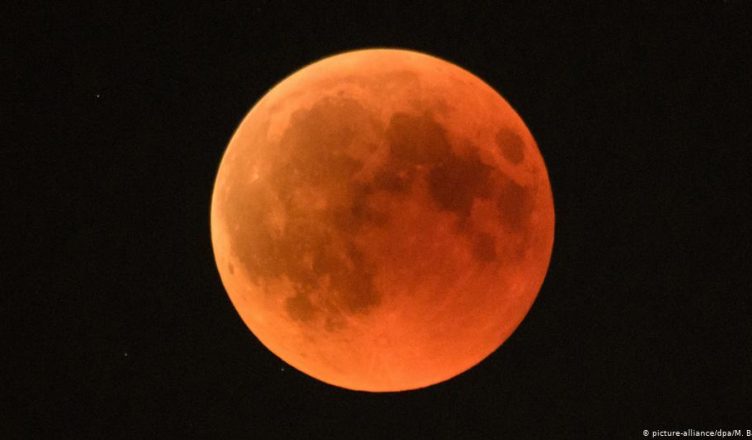 Studio Notícias | Studio TV Eclipse lunar parcial acontece nesta terça-feira e será visível em todo o país