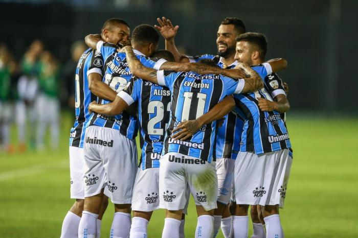 Studio Notícias | Studio TV As taças se entregam ao Grêmio! - Libertad-PAR 0x3 Grêmio (Copa Libertadores da América - Oitavas de Final - volta)