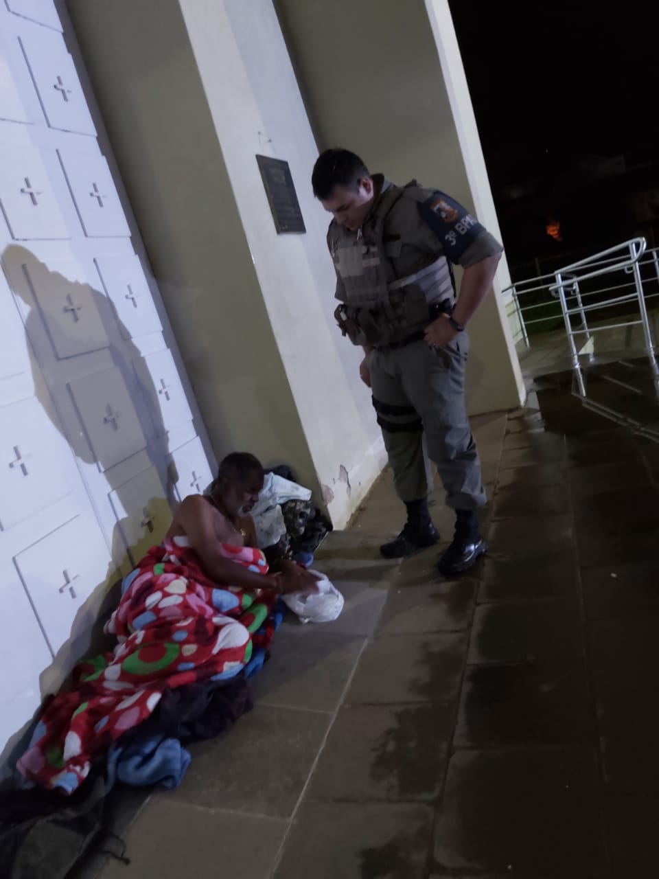 Studio Notícias | Studio TV Policiais de Guabiju doam refeição a artista de rua idoso necessitado