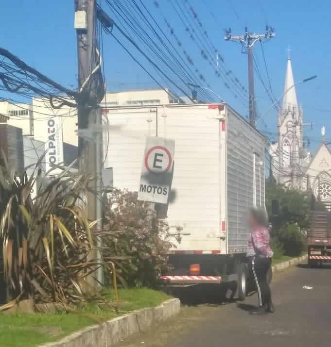 Studio Notícias | Studio TV Você repórter | Flagrante de estacionamento irregular no centro de Veranópolis
