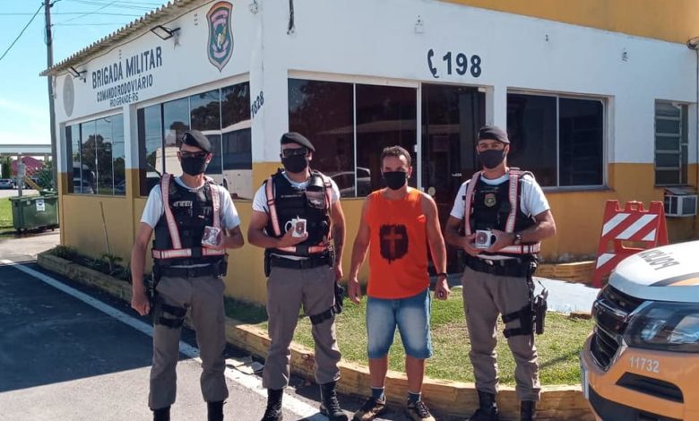 Studio Notícias | Studio TV Policias rodoviários recebem homenagem após ajudar pessoa que estava com problemas de saúde