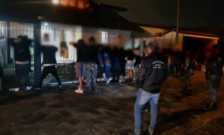 Studio Notícias | Studio TV Ação desta noite teve duas multas com autuação por aglomeração, uma em estabelecimento e outra em residência em Caxias do Sul