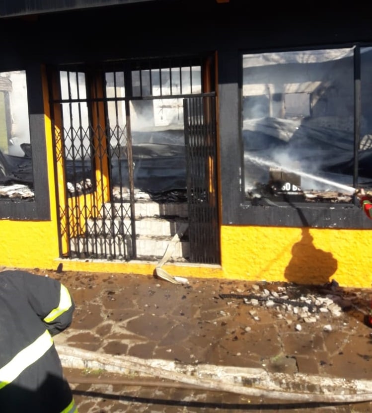 Incêndio destrói lancheria no centro de Putinga 1 Studio Notícias | Studio TV Incêndio destrói lancheria no centro de Putinga