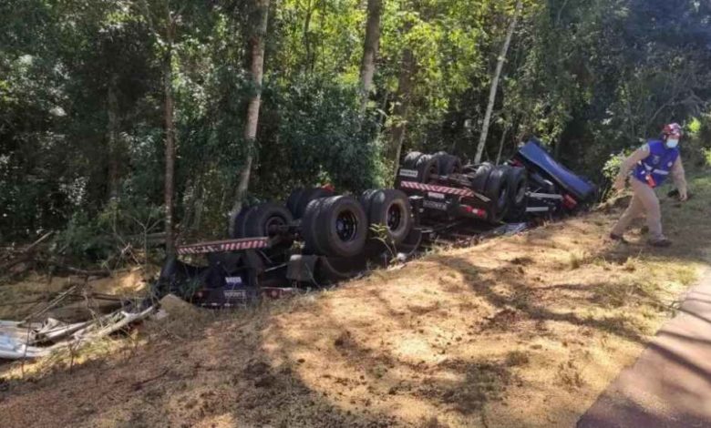 Studio Notícias | Studio TV Pai e filho de seis anos morrem após caminhão sair da pista e tombar; Outra vítima foi socorrida