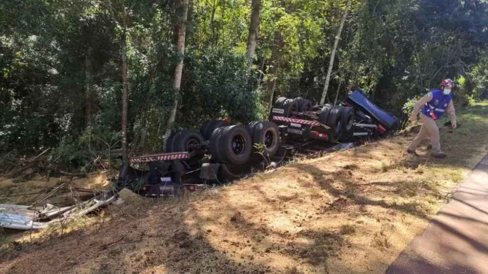 Pai e filho de seis anos morrem após caminhão sair da pista e tombar; Outra vítima foi socorrida 1 Studio Notícias | Studio TV Pai e filho de seis anos morrem após caminhão sair da pista e tombar; Outra vítima foi socorrida
