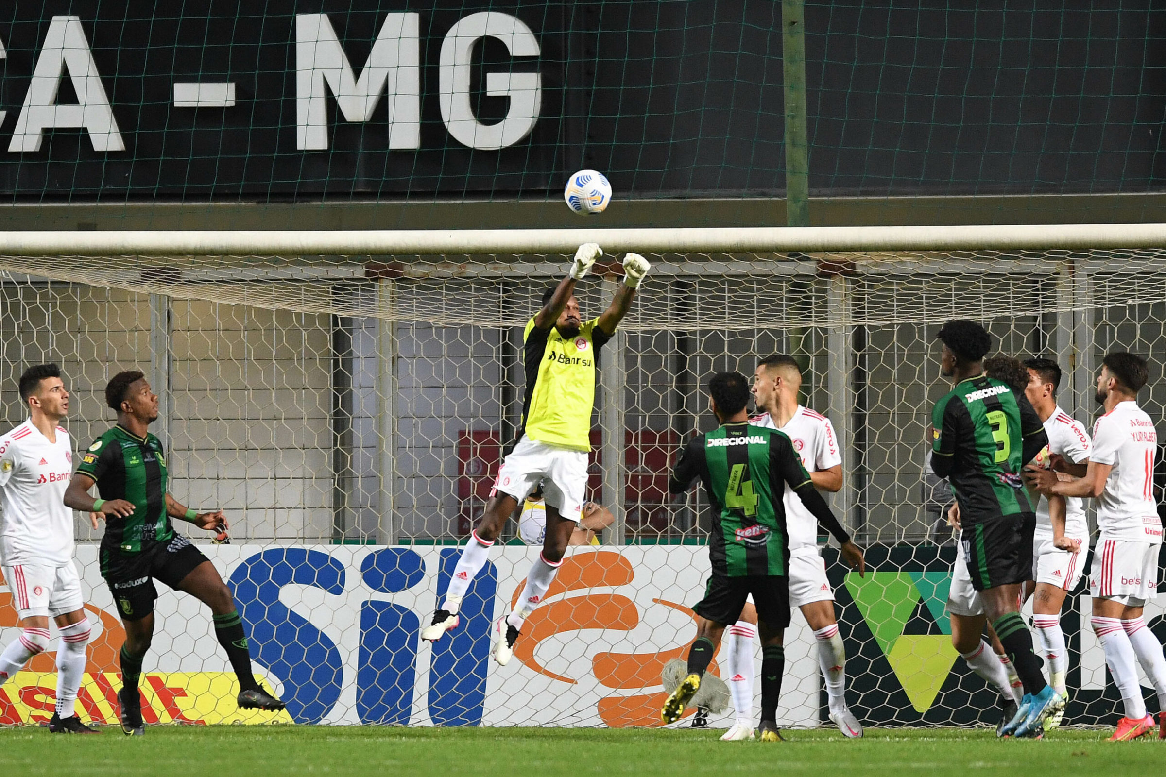 Empate da adversidade - América-MG 1x1 Internacional (Campeonato Brasileiro - 7ª Rodada) 1 Studio Notícias | Studio TV Empate da adversidade - América-MG 1x1 Internacional (Campeonato Brasileiro - 7ª Rodada)