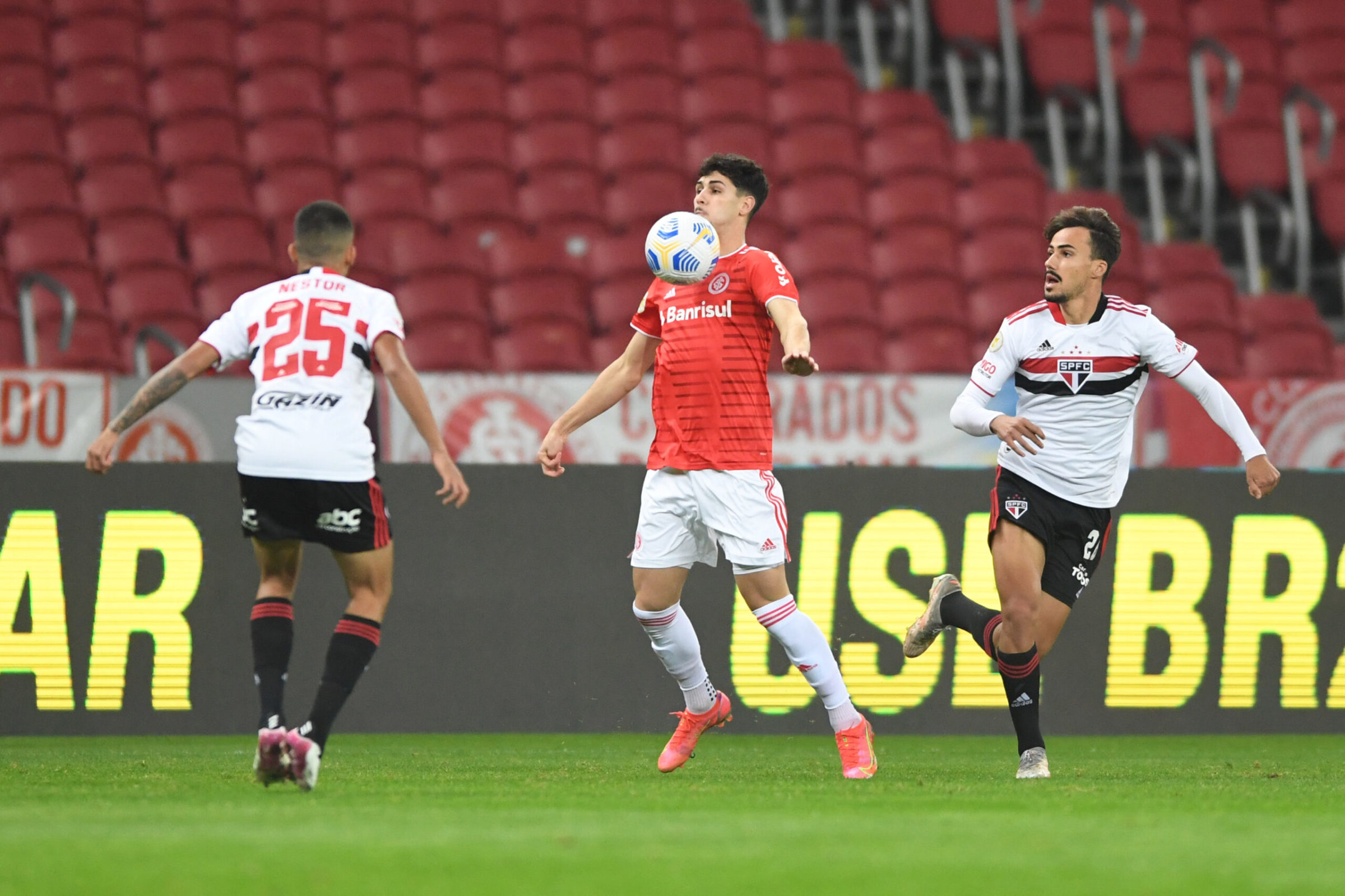 Com a corda no pescoço - Internacional 0x2 São Paulo (Campeonato Brasileiro - 10ª Rodada) 1 Studio Notícias | Studio TV Com a corda no pescoço - Internacional 0x2 São Paulo (Campeonato Brasileiro - 10ª Rodada)