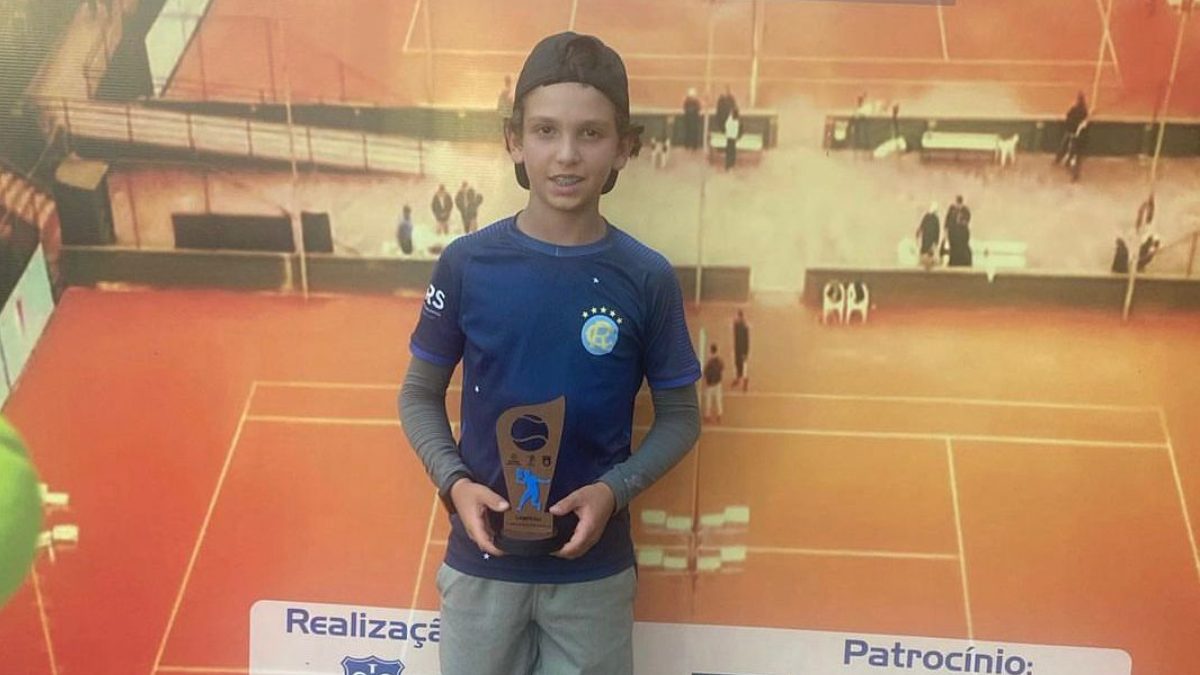 Jovem veranense é campeão brasileiro no 1º ATC Nacional de Tênis Infantojuvenil 1 Studio Notícias | Studio TV Jovem veranense é campeão brasileiro no 1º ATC Nacional de Tênis Infantojuvenil