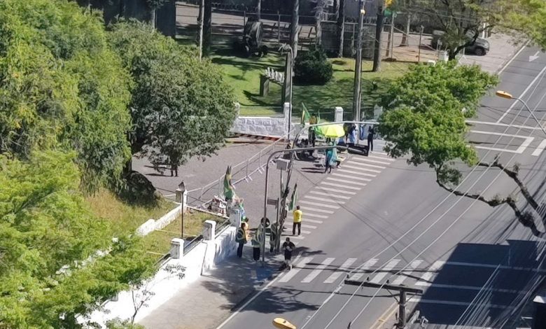Studio Notícias | Studio TV Após decisão judicial acampamento é desfeito em frente ao Quartel do Exército em Caxias do Sul