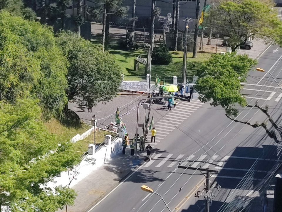 Após decisão judicial acampamento é desfeito em frente ao Quartel do Exército em Caxias do Sul 1 Studio Notícias | Studio TV Após decisão judicial acampamento é desfeito em frente ao Quartel do Exército em Caxias do Sul