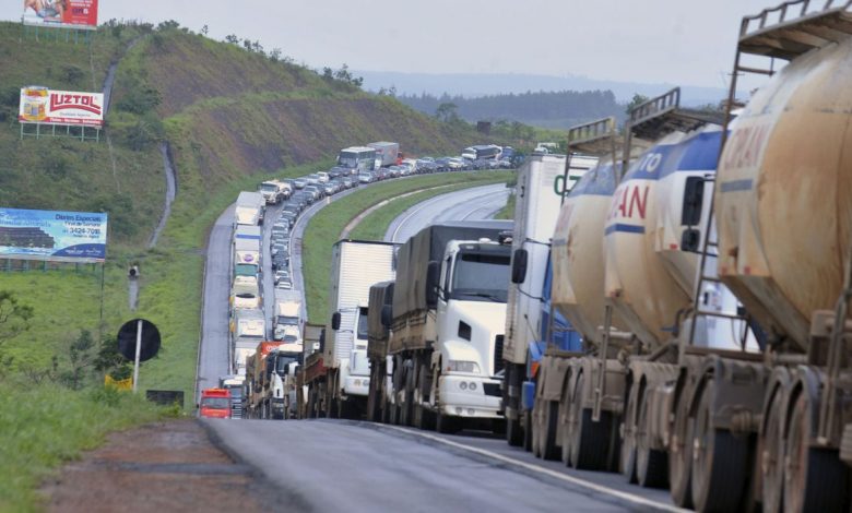Studio Notícias | Studio TV Caminhoneiros voltam a bloquear rodovias em ao menos três estados