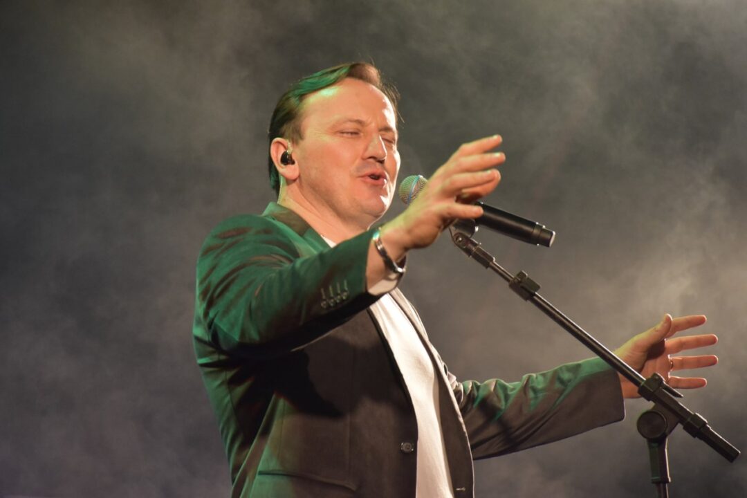 Padre Ezequiel encanta mais uma vez o público que esteve presente na Praça XV de Novembro em Veranópolis 1 Studio Notícias | Studio TV Padre Ezequiel encanta mais uma vez o público que esteve presente na Praça XV de Novembro em Veranópolis
