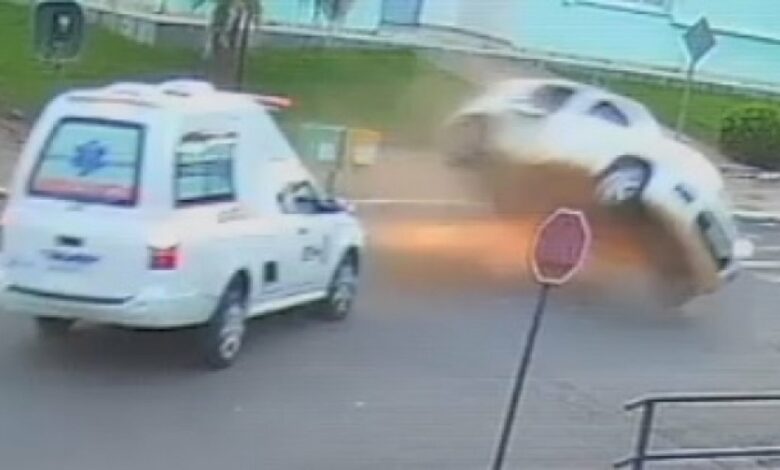 Studio Notícias | Studio TV Vídeo | Ambulância se envolve em acidente durante atendimento em David Canabarro