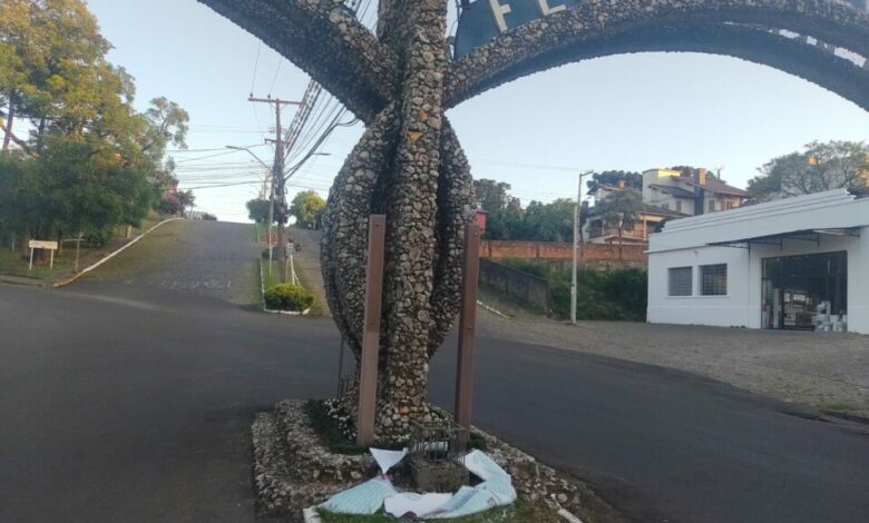 Studio Notícias | Studio TV Placa de turismo é danificada na Palugana me Veranópolis