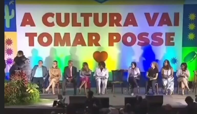 Governo Lula adota pronome neutro ‘todes’ em eventos; ministra tem projeto contra linguagem neutra 1 Studio Notícias | Studio TV Governo Lula adota pronome neutro ‘todes’ em eventos; ministra tem projeto contra linguagem neutra