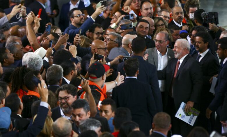 Studio Notícias | Studio TV Mínimo tem que subir de acordo com o crescimento da economia, diz Lula