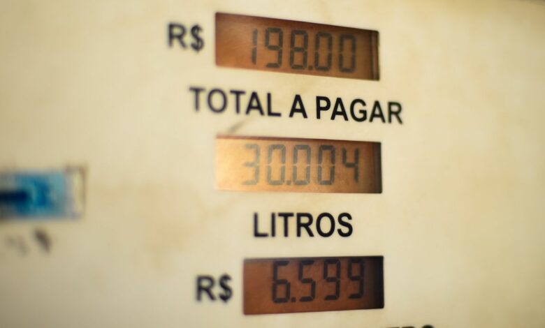 Studio Notícias | Studio TV Preço do litro da gasolina pode subir R$ 0,69 no fim do mês