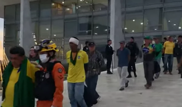 Studio Notícias | Studio TV Manifestantes descem a rampa do Congresso algemados