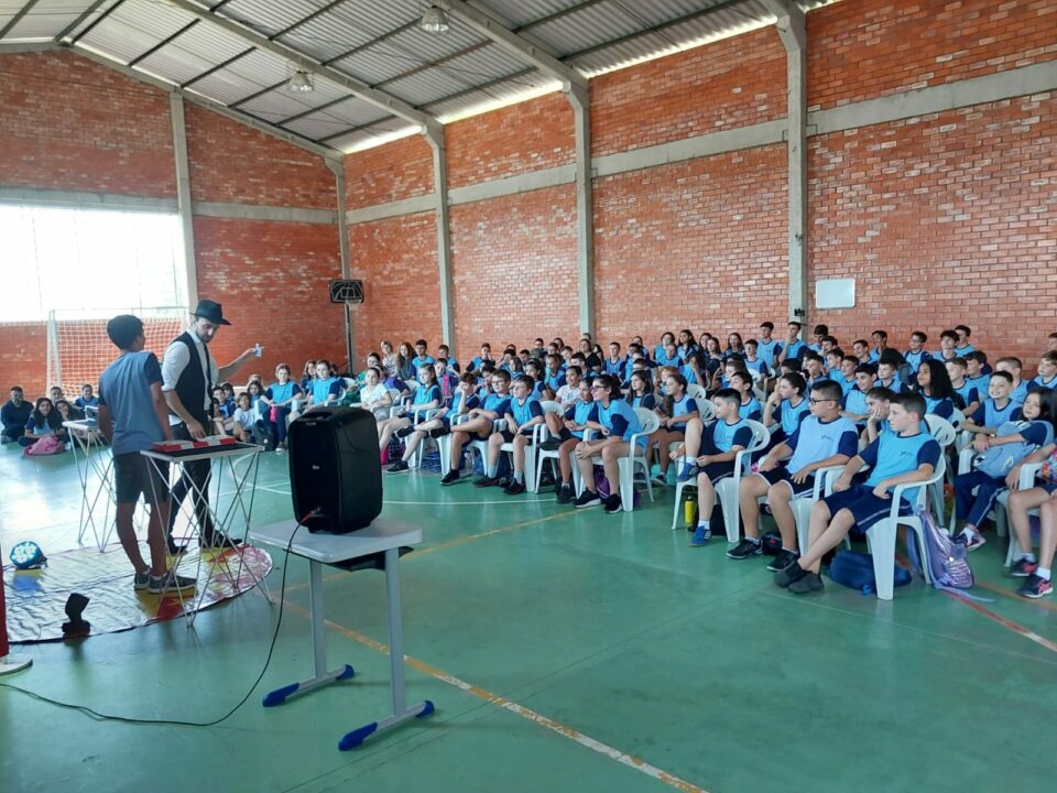 Alunos do Ensino Fundamental de Veranópolis iniciam ano letivo 1 Studio Notícias | Studio TV Alunos do Ensino Fundamental de Veranópolis iniciam ano letivo