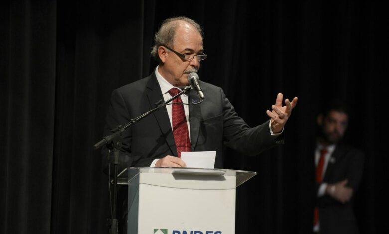 Studio Notícias | Studio TV Mercadante toma posse no BNDES e faz discurso em defesa da democracia