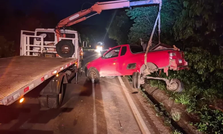 Studio Notícias | Studio TV Pedra sobre a RSC-453 arranca eixo de carro e causa colisão