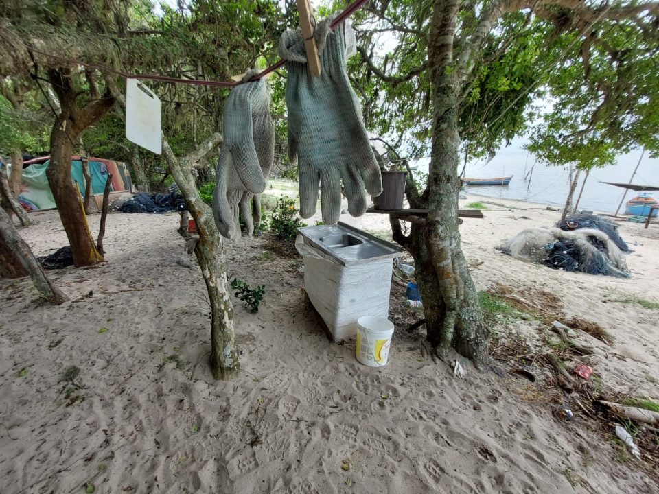 MPT participa de força-tarefa na cadeia produtiva da pesca do camarão no RS e encontra quase uma dezena de acampamentos com graves violações de direitos humanos 1 Studio Notícias | Studio TV MPT participa de força-tarefa na cadeia produtiva da pesca do camarão no RS e encontra quase uma dezena de acampamentos com graves violações de direitos humanos