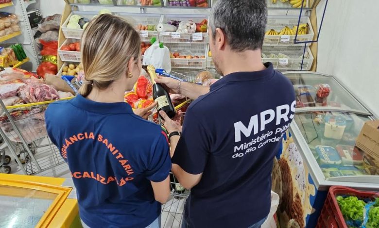 Studio Notícias | Studio TV Arvorezinha: fiscalização apreende em torno de 700kg de alimentos impróprios para consumo