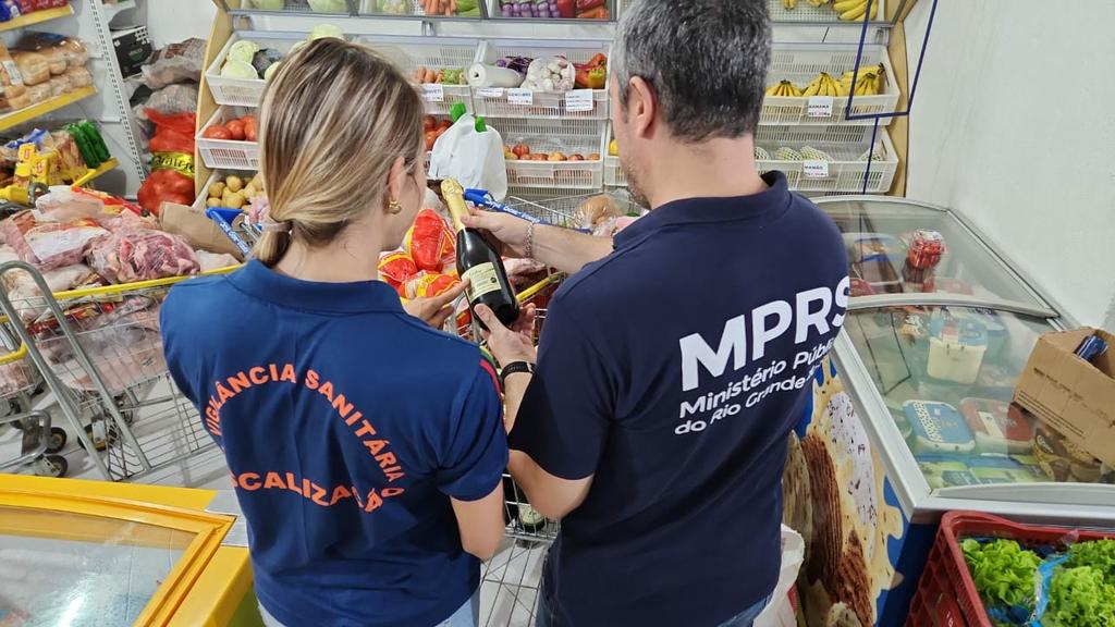 Studio Notícias | Studio TV Arvorezinha: fiscalização apreende em torno de 700kg de alimentos impróprios para consumo