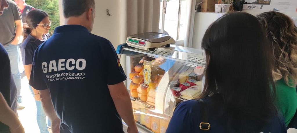 Empresa de laticínios é interditada e 1,5 tonelada de alimentos impróprios para consumo é apreendida em Ciríaco 1 Studio Notícias | Studio TV Empresa de laticínios é interditada e 1,5 tonelada de alimentos impróprios para consumo é apreendida em Ciríaco