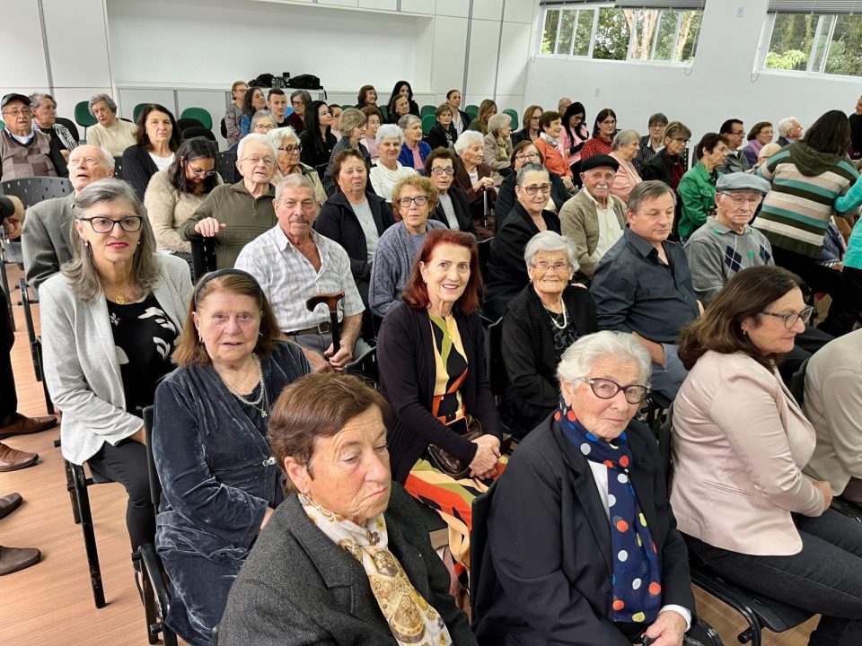 Nonagenários de Veranópolis recebem homenagem durante programação da XI Femaçã 1 Studio Notícias | Studio TV Nonagenários de Veranópolis recebem homenagem durante programação da XI Femaçã